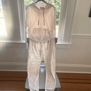 New with tags women’s M Spyder crushed velvet performance wear pale pink/peach